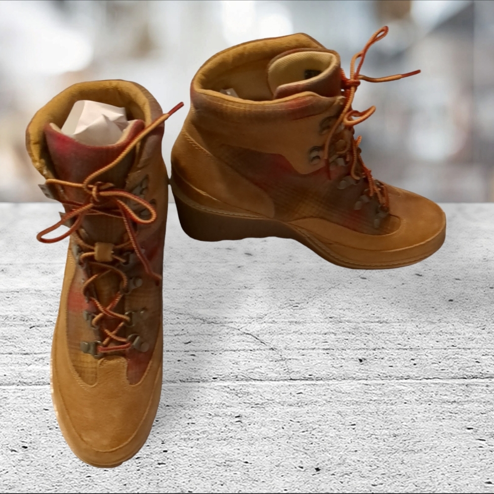 Timberland wedge hiking boots size 10